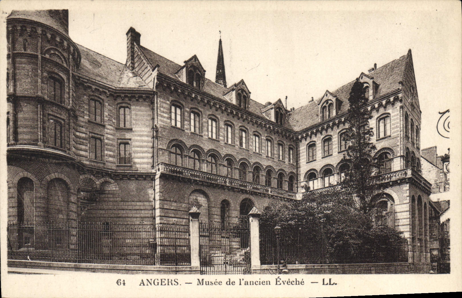 La POSTAL de la VENDIMIA encoleriza el museo de Eveche viejo