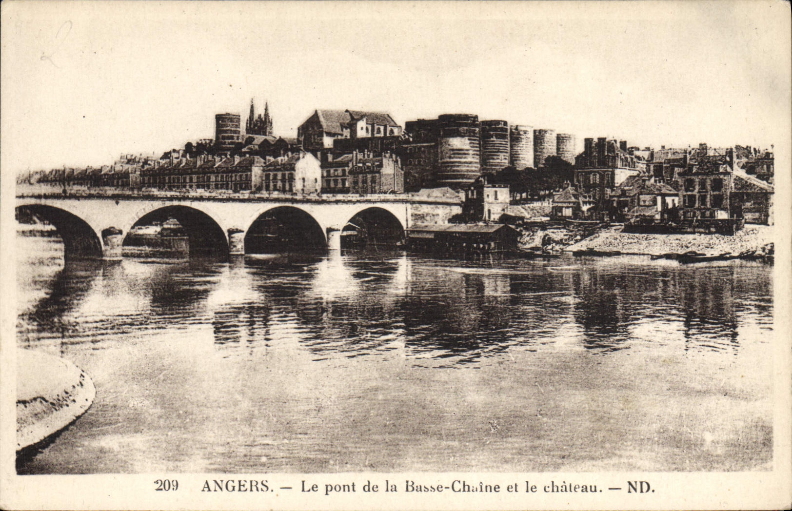 CPA Angers Le Pont de la Basse Chaine et le Chateau