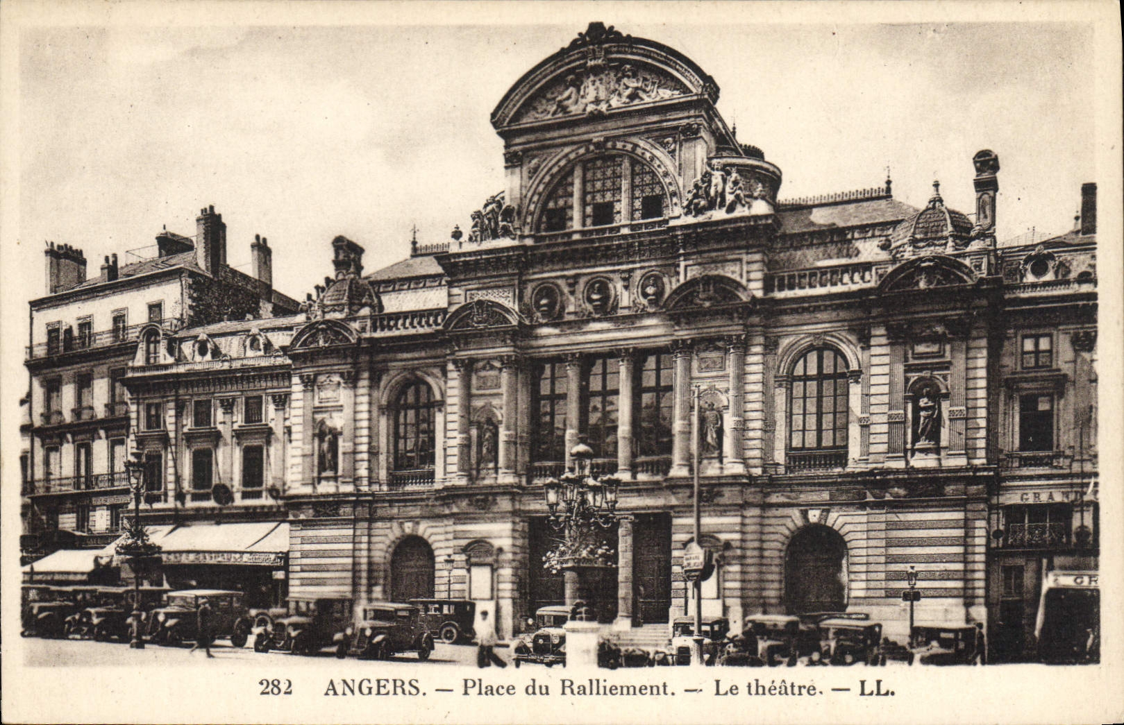 CPA Angers Place du Ralliement Le Theatre