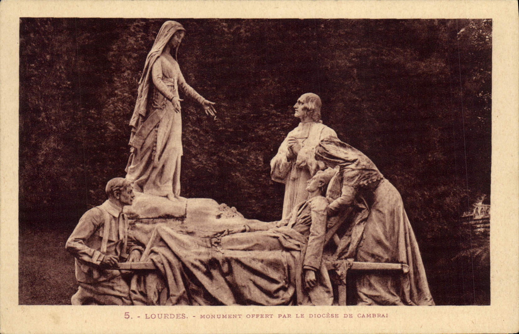 El monumento pesado de la POSTAL de la VENDIMIA ofreció por la diócesis del cambray