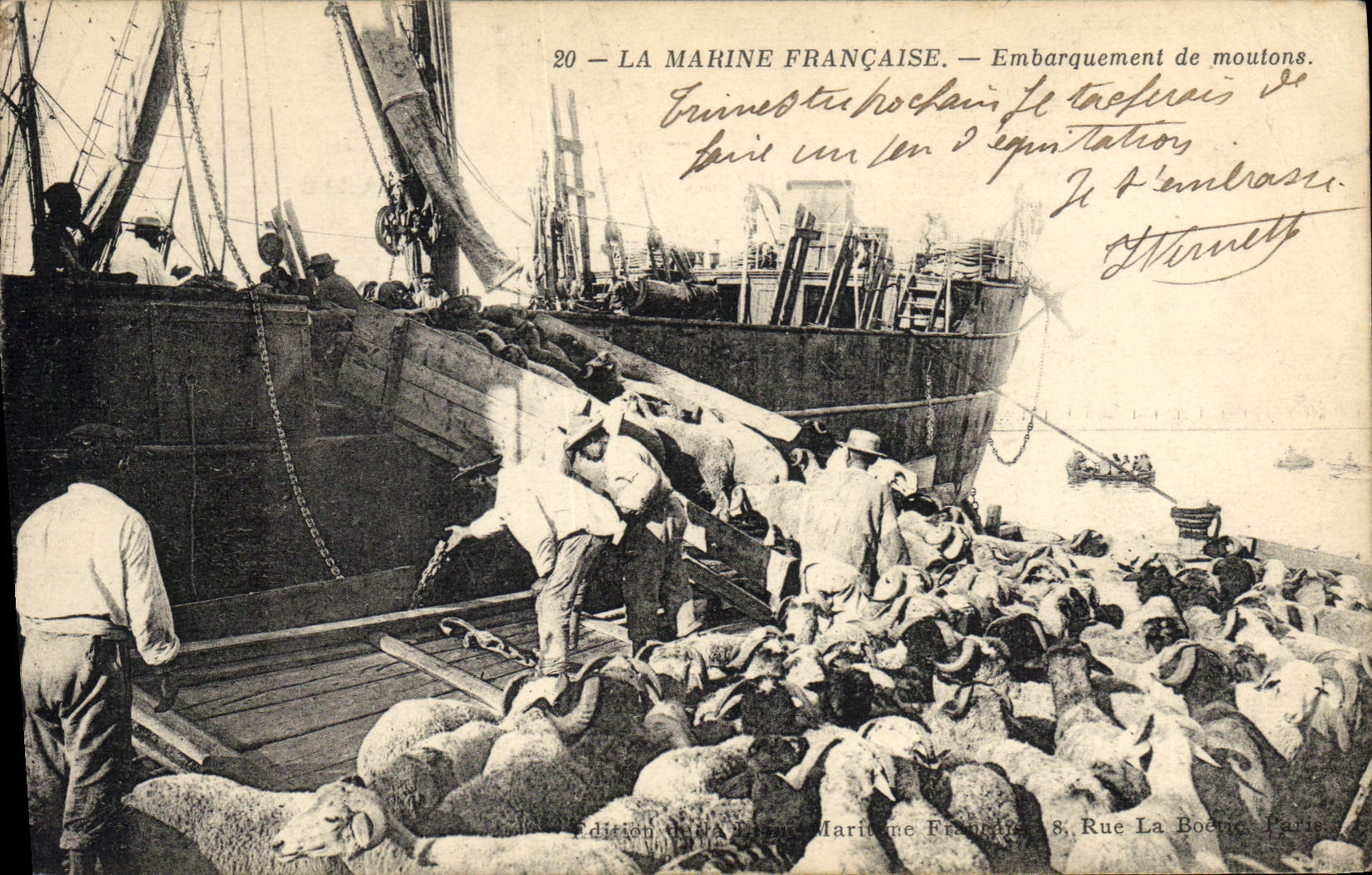 CPA Bateau de guerre Embarquement de moutons