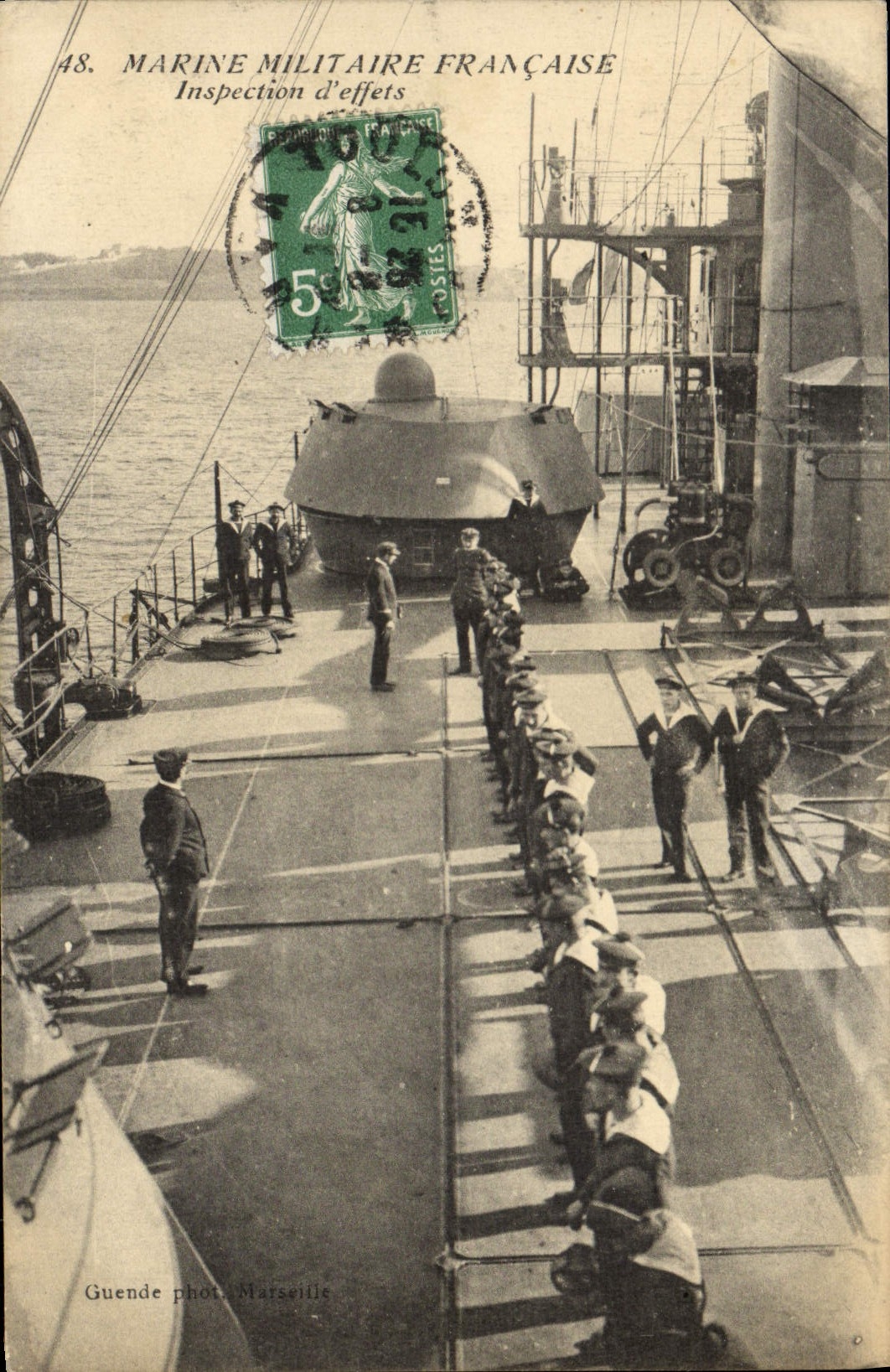 CPA Bateau de guerre Inspection d'effets