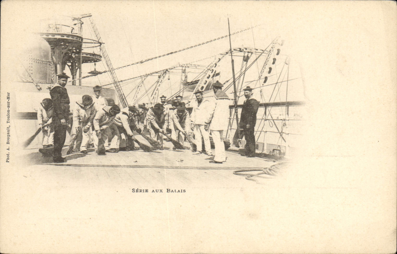 CPA Bateau de guerre Serie aux balais 