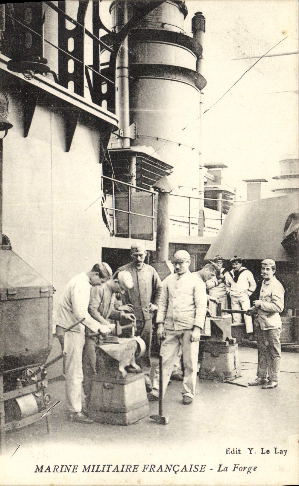 CPA Bateau de guerre La forge Forgeron