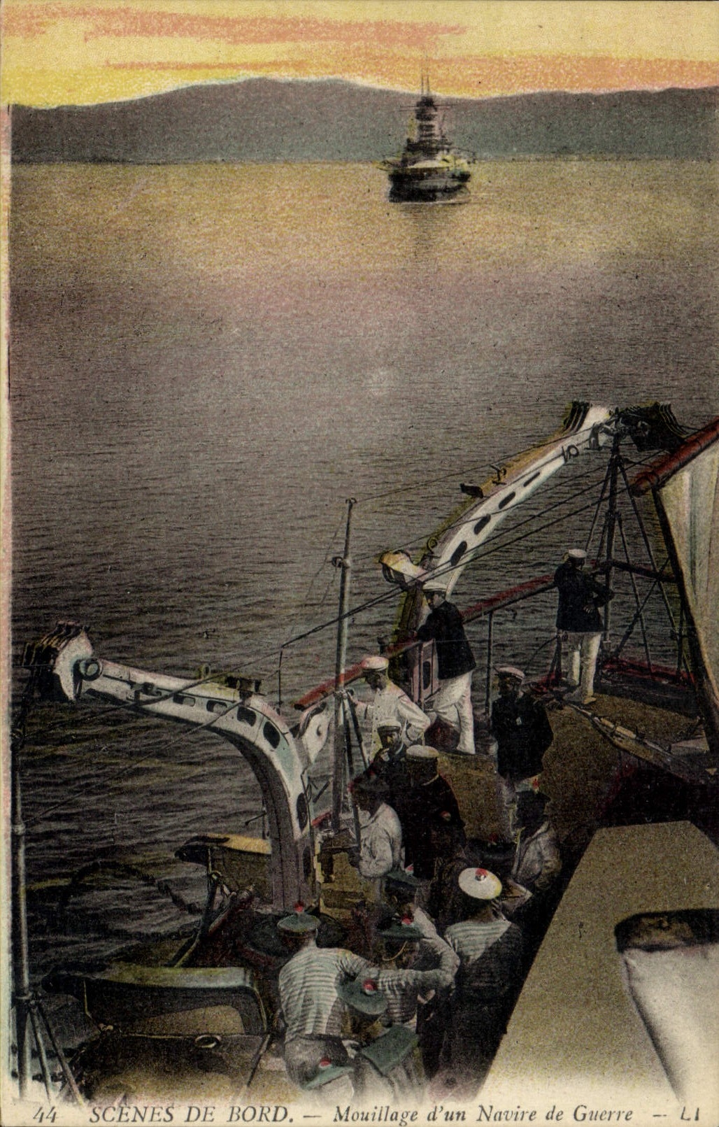 CPA Bateau de guerre Mouillage d'un navire de guerre