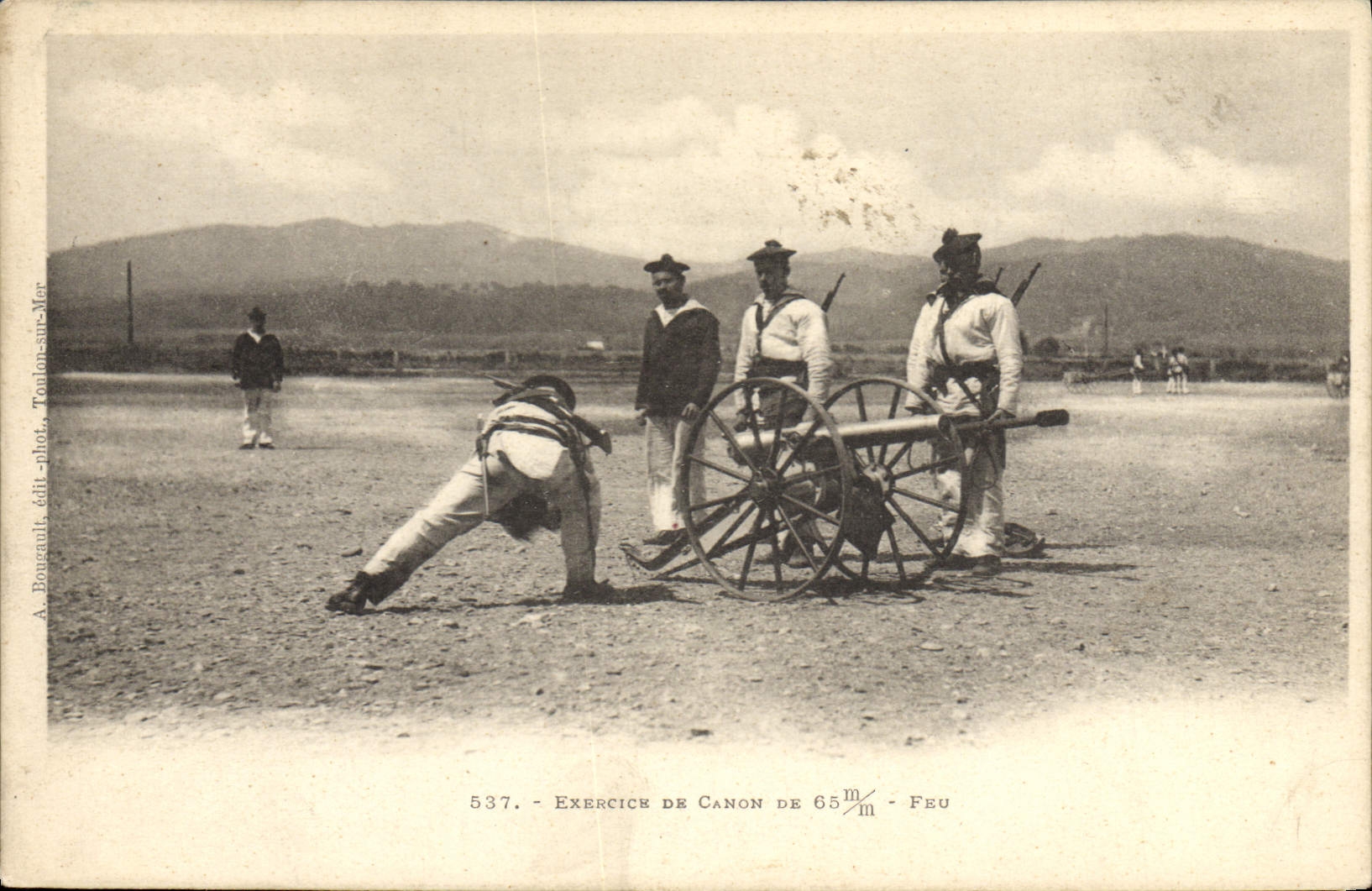 CPA Bateau de guerre Exercice de canon de 65mm