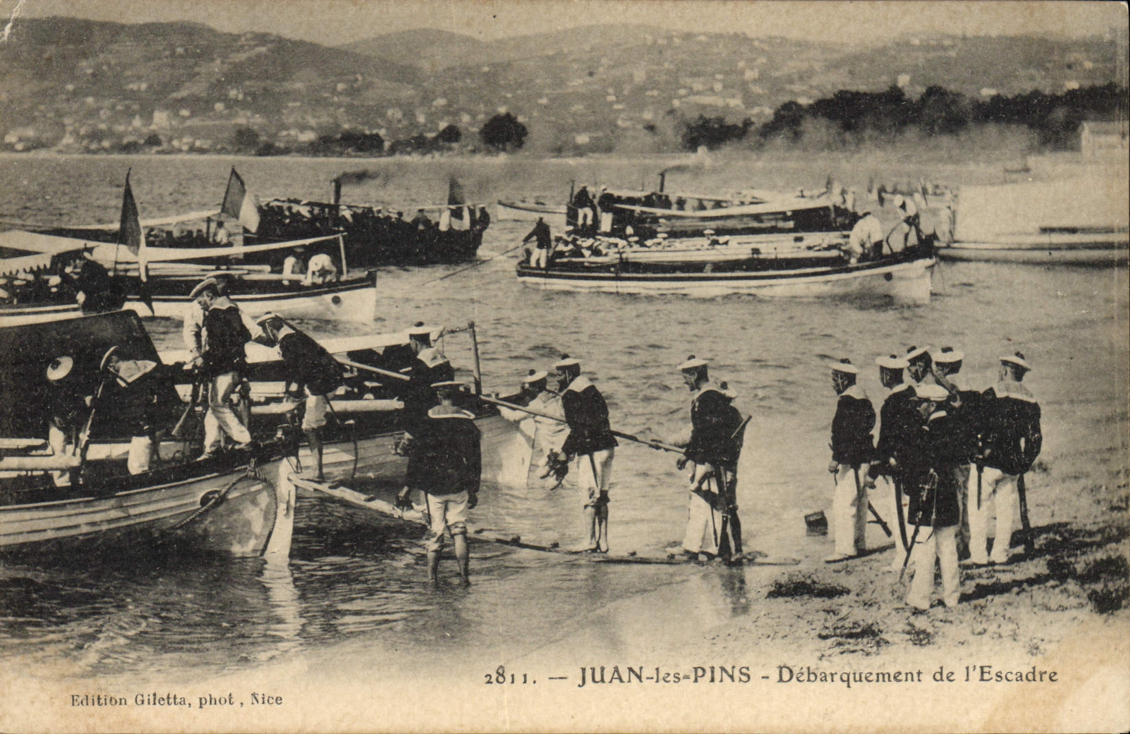 CPA Bateau de guerre Juan les Pins Debarquement de l'escadre