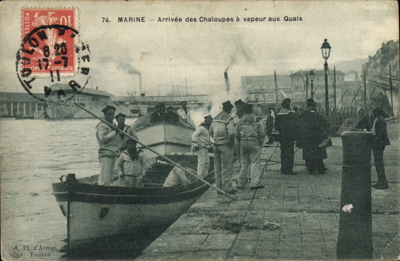 CPA Bateau de guerre Arrivee des chaloupes a vapeur aux quais 