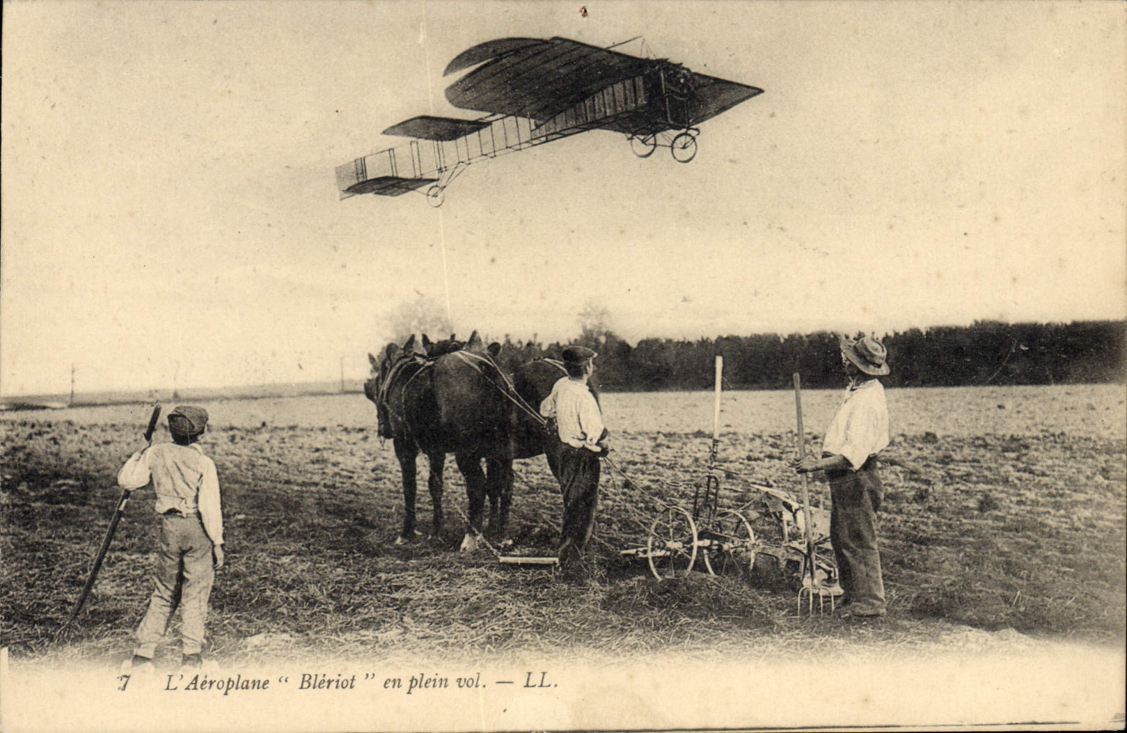 CPA Avion Aviation Aeroplane Bleriot en plein vol Attelage Charrue Cheval