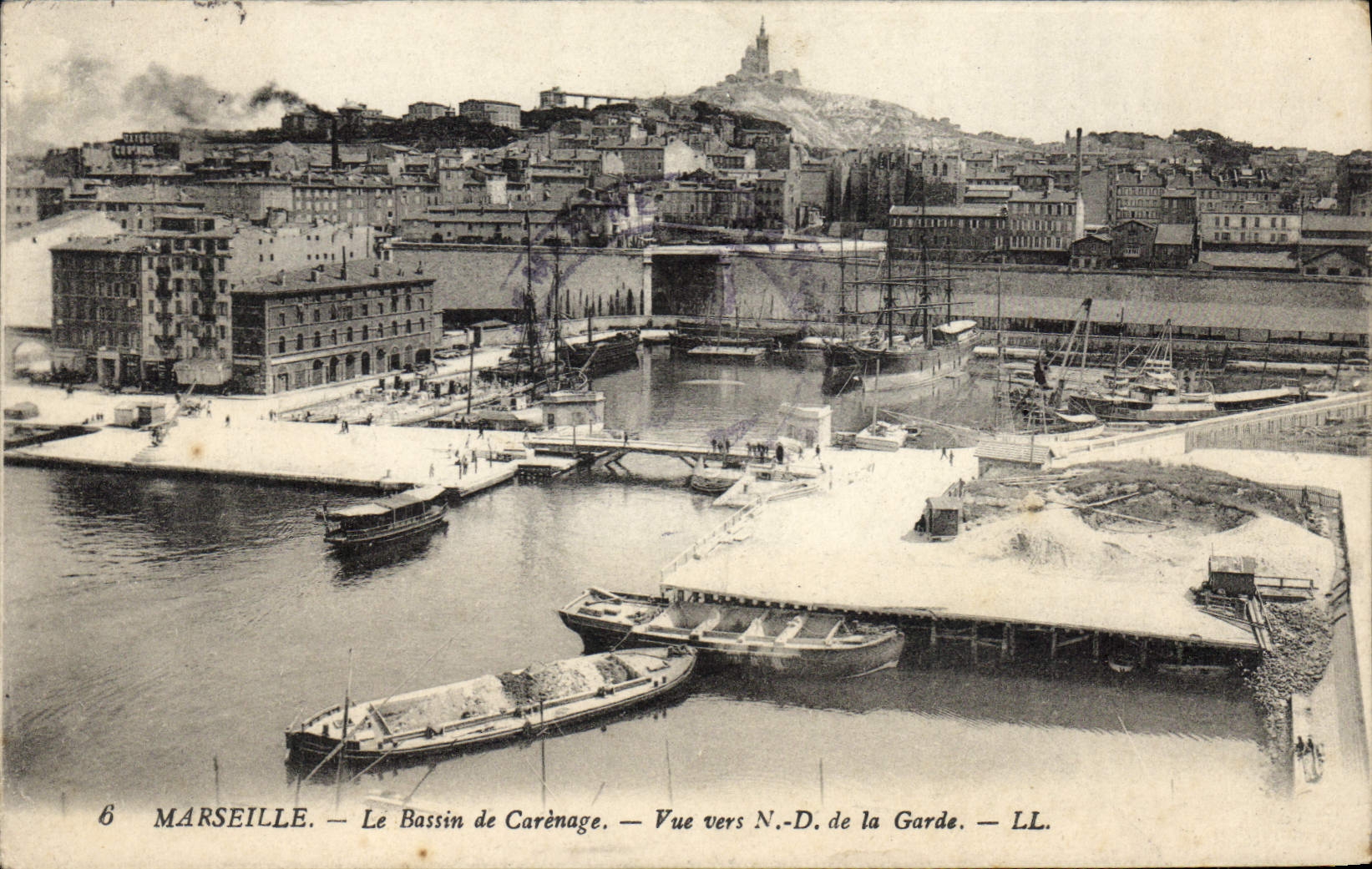 CPA Marseille Le Bassin de Carenage Vue Vers ND de la Garde Bateaux
