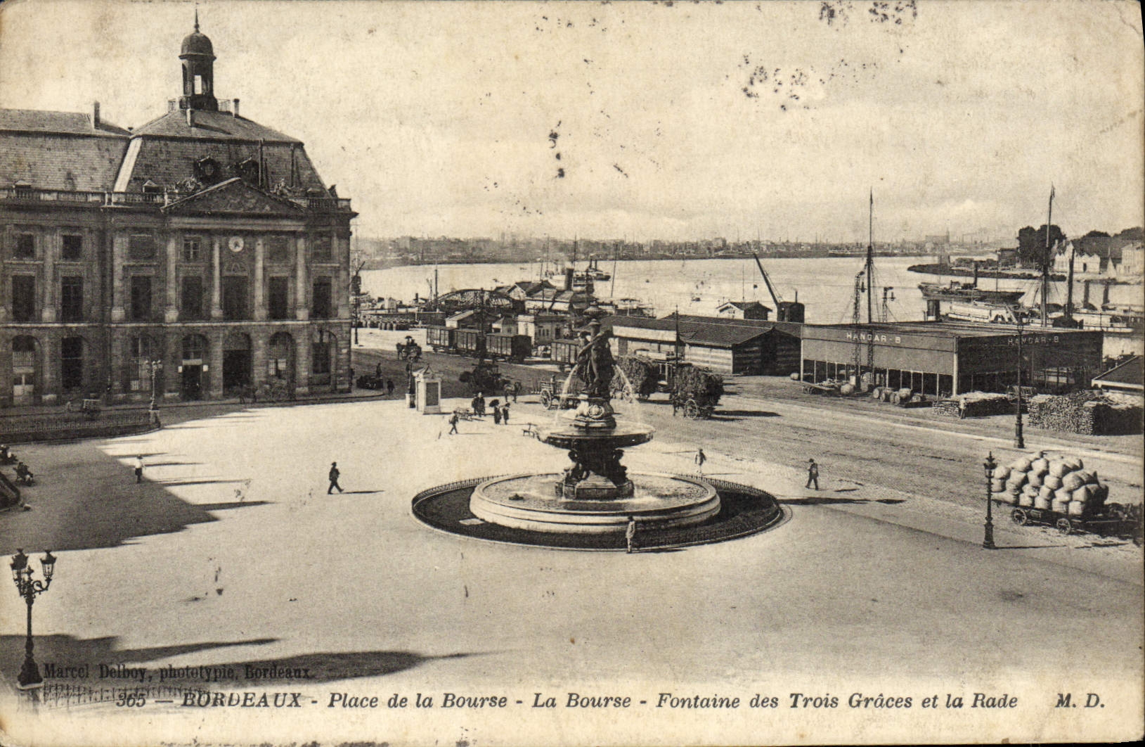 CPA Bordeaux Place de la Bourse La Bourse Fontaine des Trois Graces et la Rade