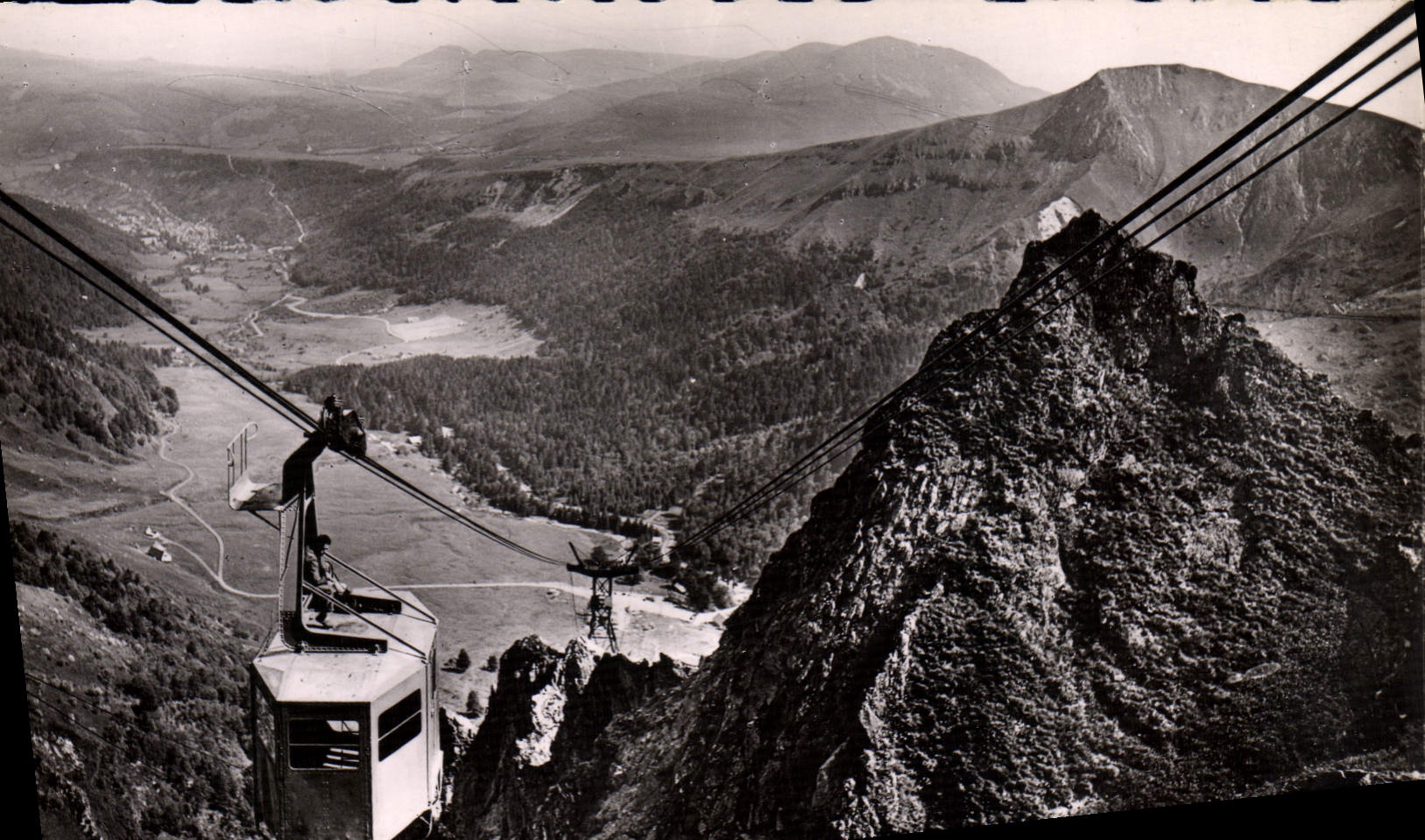 CPM L'Auvergne Le Sancy Vue Vers le Mont Dore Teleferique