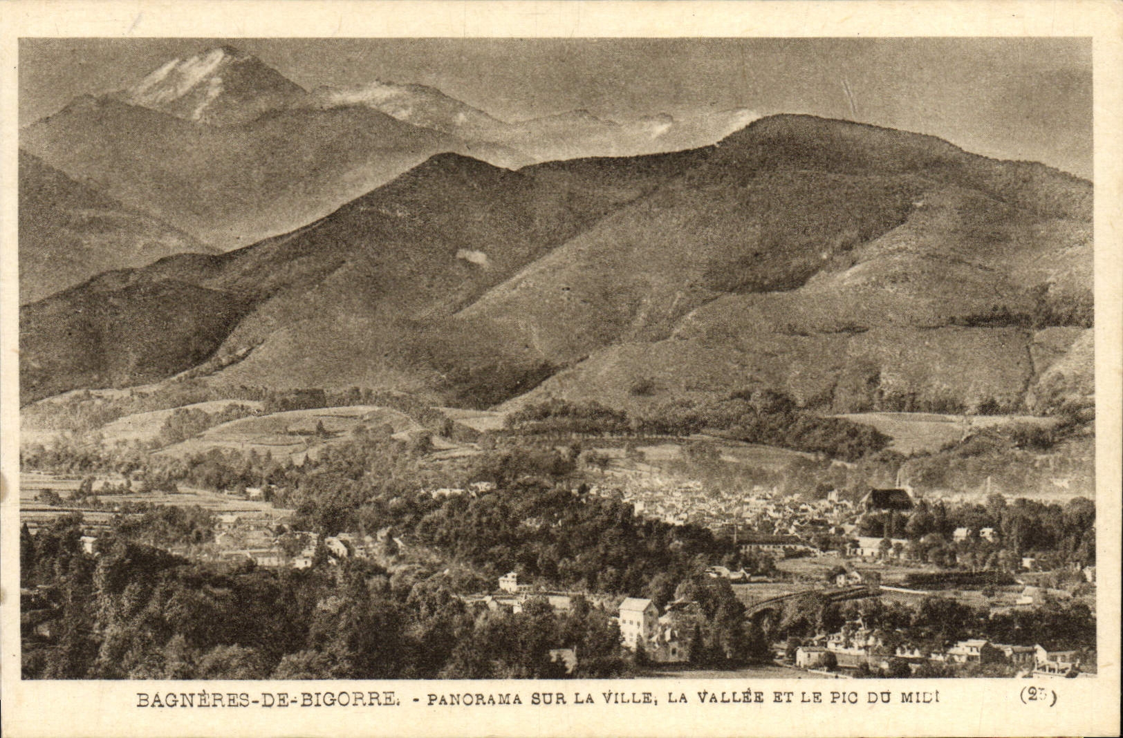 CPA Bagneres de Bigorre Panorama sur la ville La vallee et le Pic du Midi