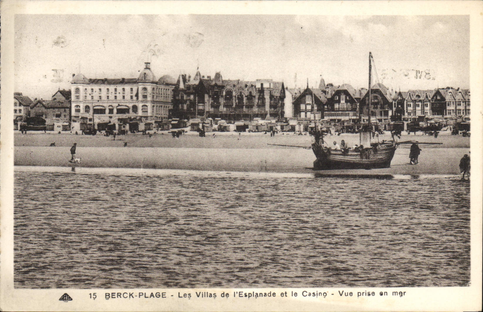 CPA Berck plage Les villas de l'esplanade et le casino Vue prise en mer
