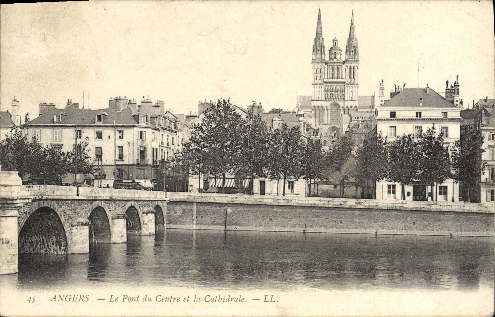 CPA Angers Le pont du centre et la cathedrale