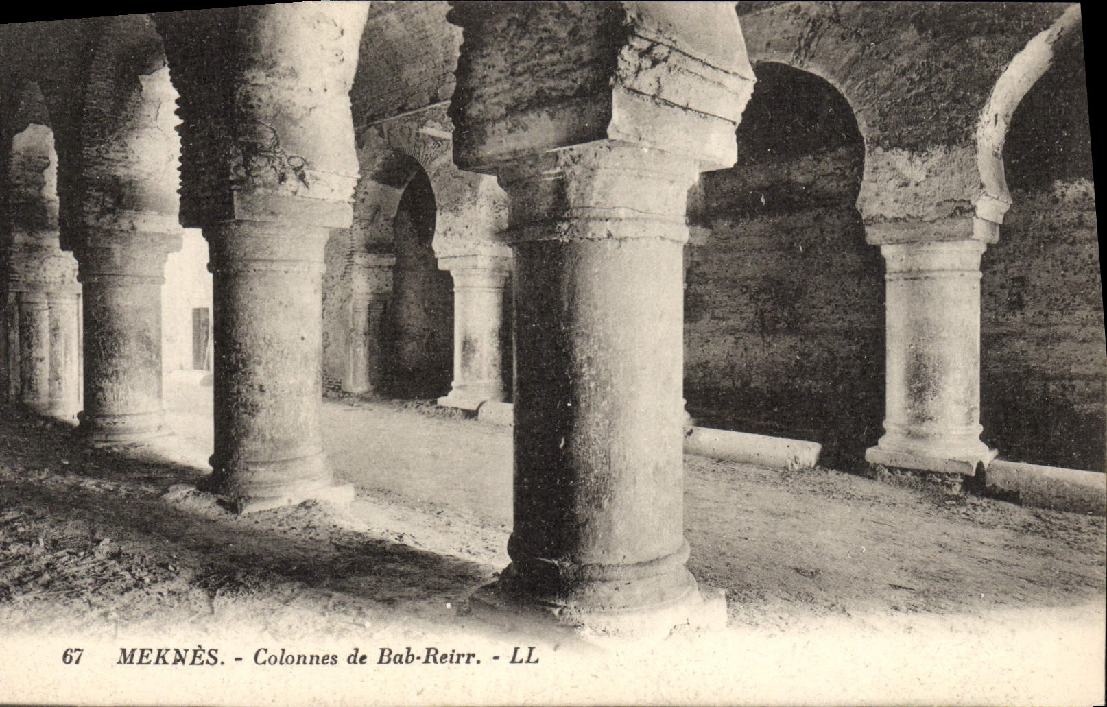 Columnas de Meknes de la POSTAL de la VENDIMIA de Bab Reirr