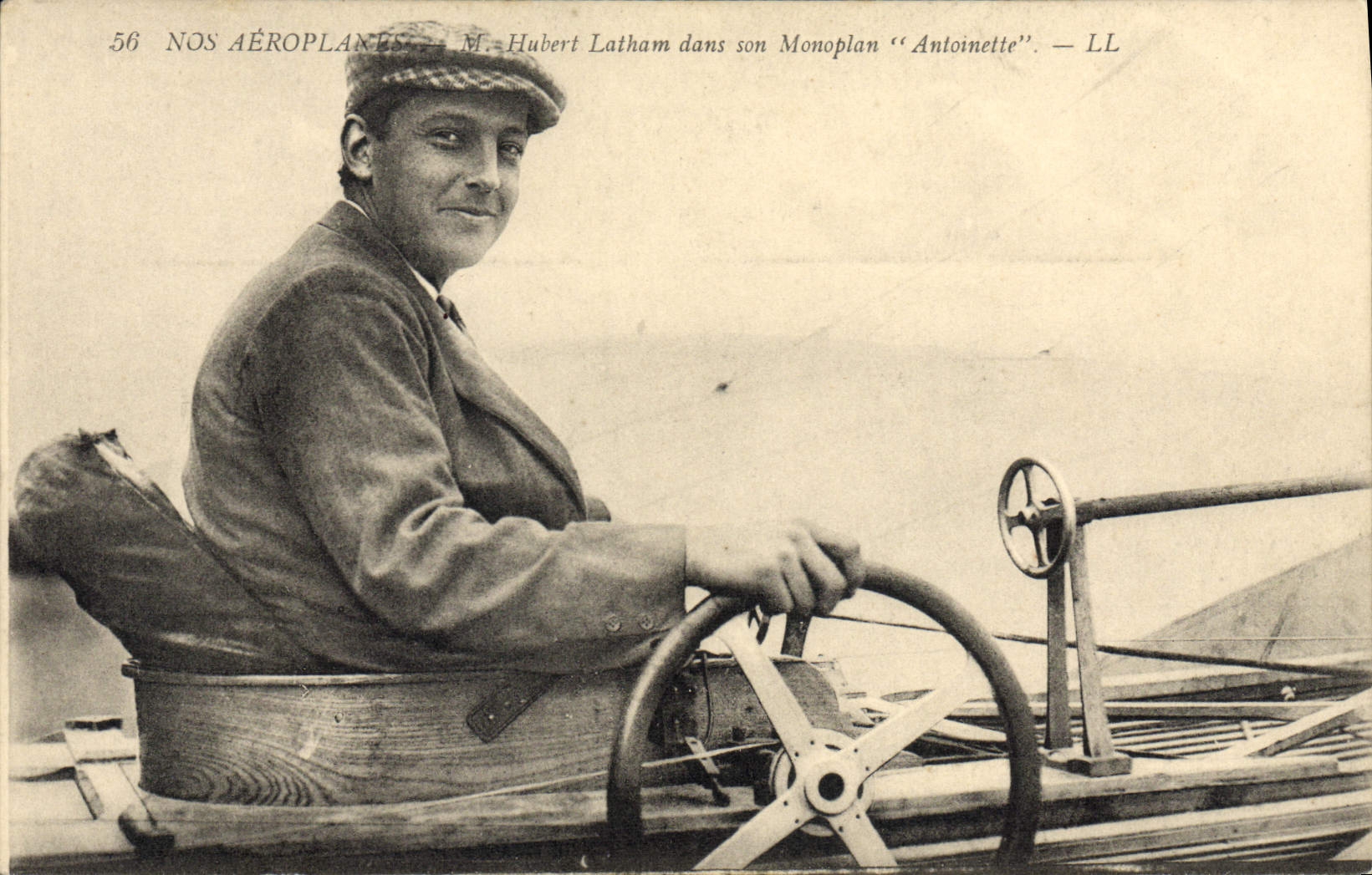 CPA Avion Aviation Hubert Latham dans son monoplan Antoinette