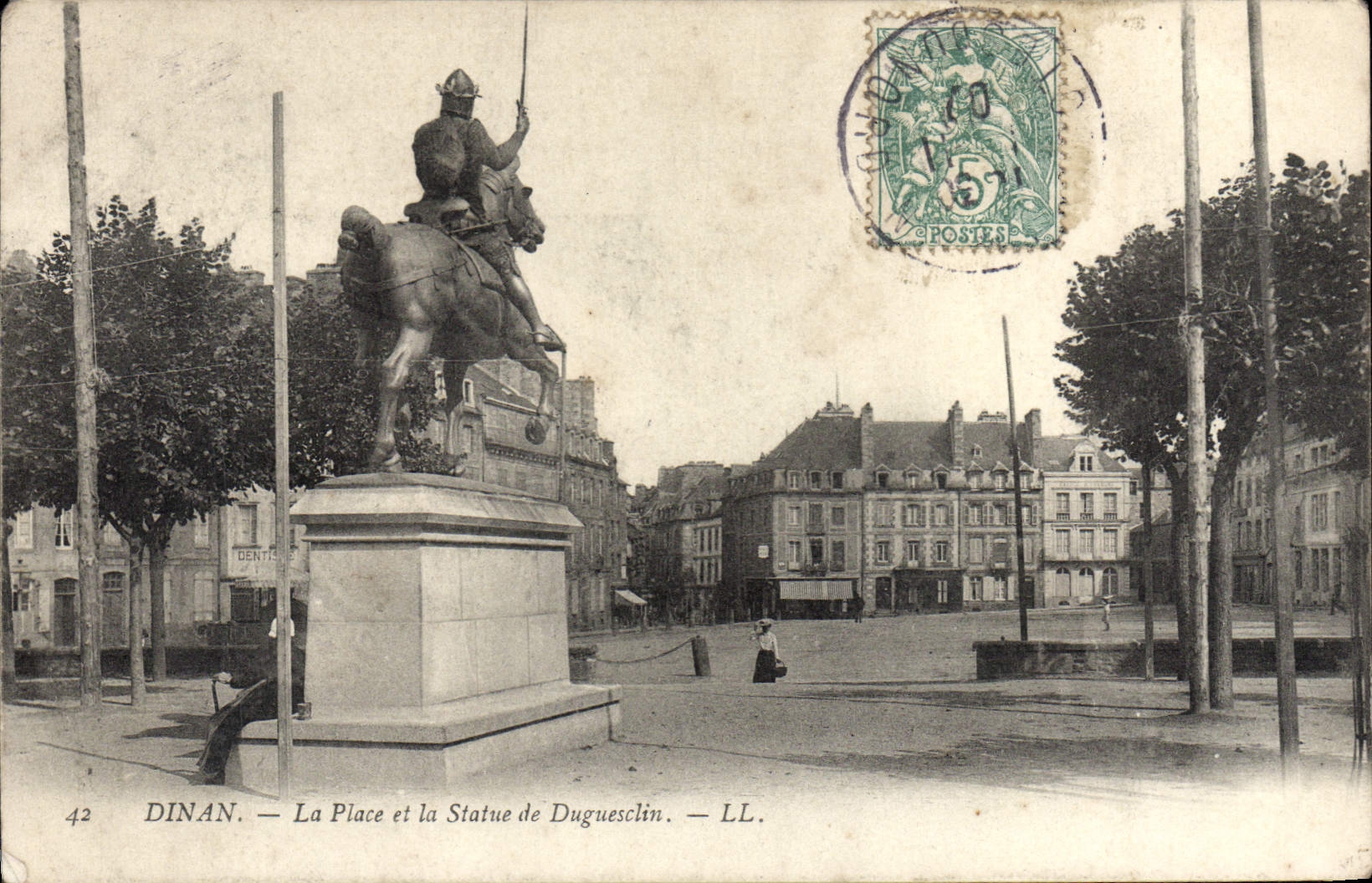CPA Dinan La Place Et La Statue De Duguesclin