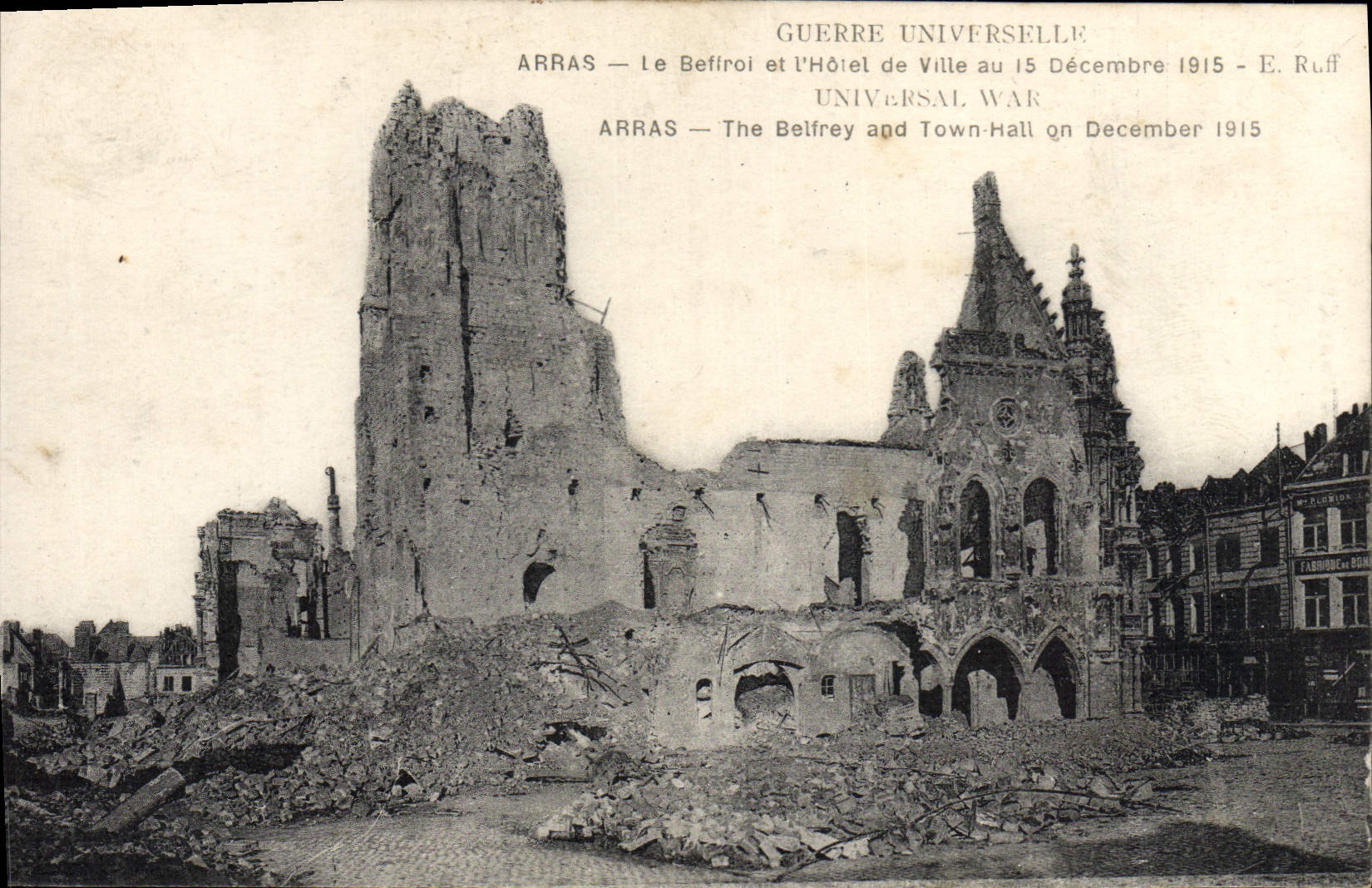 CPA Arras Le beffroi et l'hotel de ville Militaria