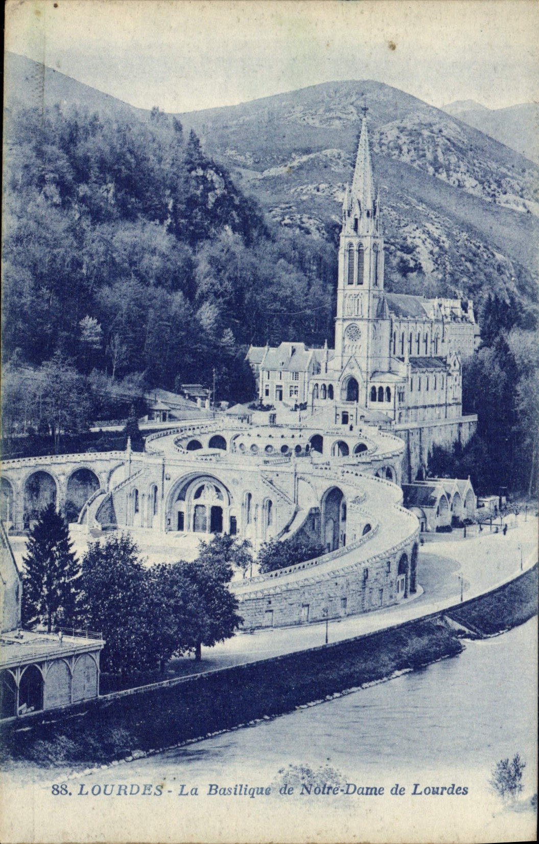 VINTAGE POSTCARD Heavy the Basilica of Notre Dame De Lourdes