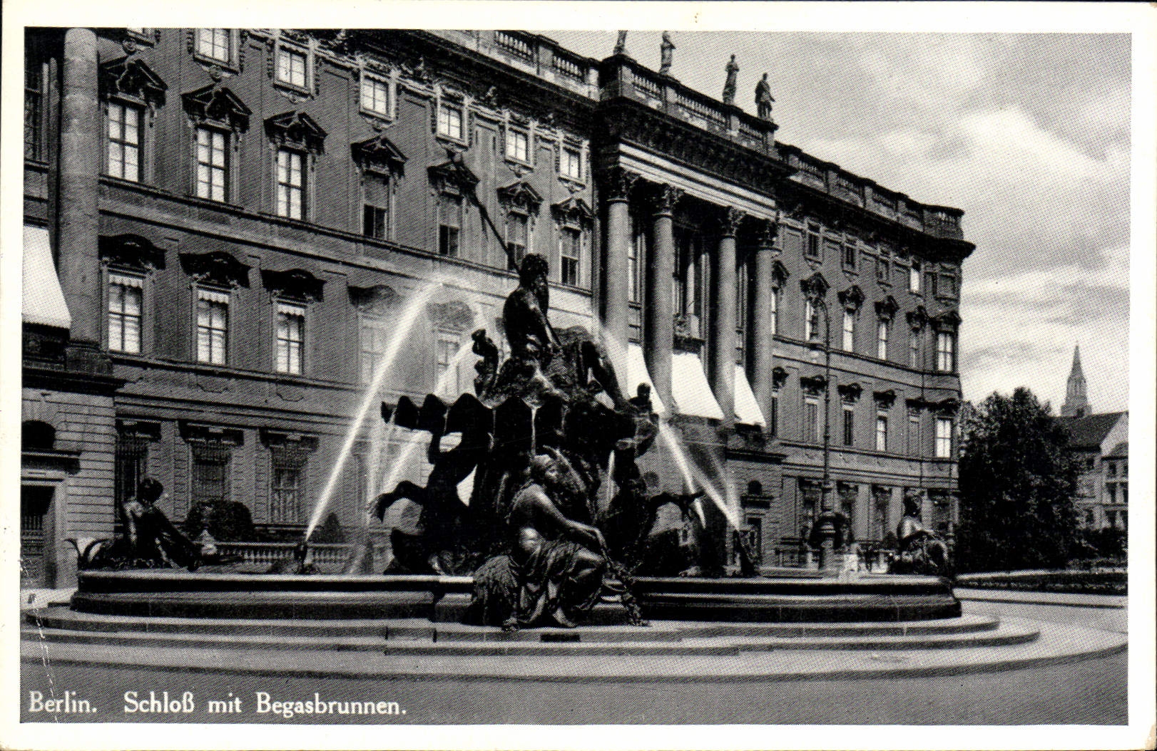 CPA Berlin Schloss mit Begasbrunnen