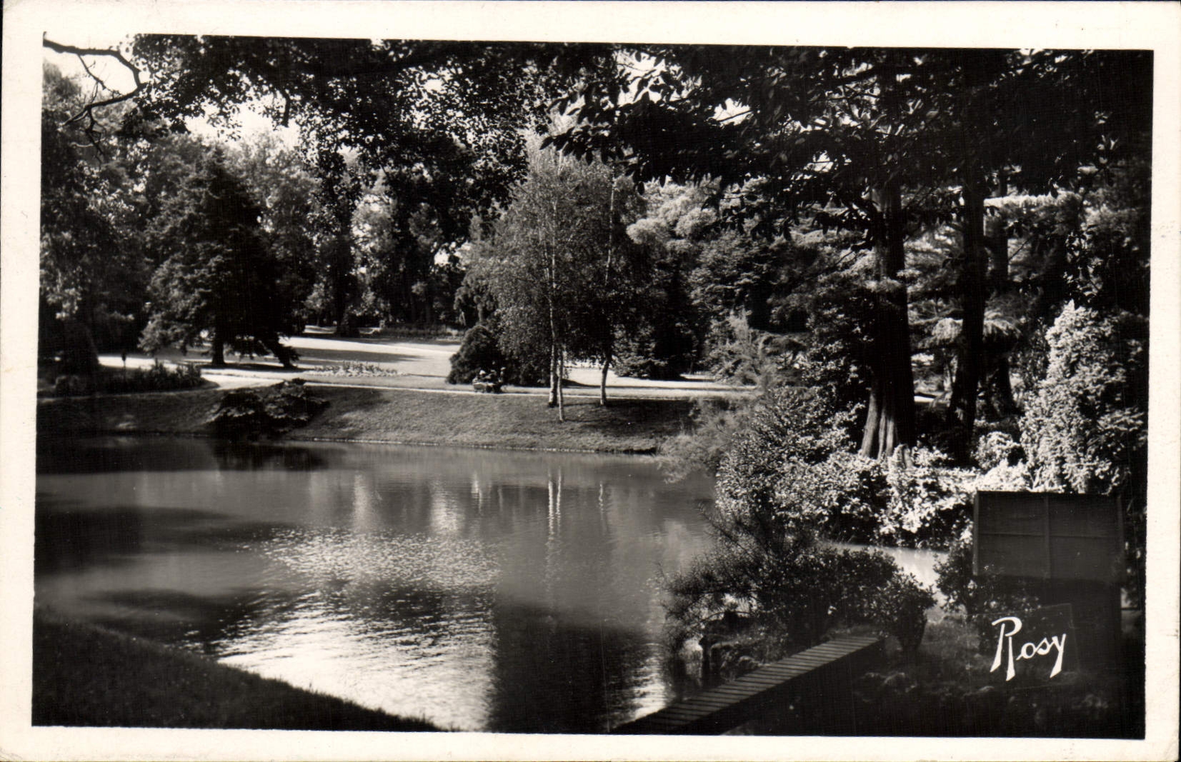 POSTAL MODERNA Nantes con el jardín botánico el lago