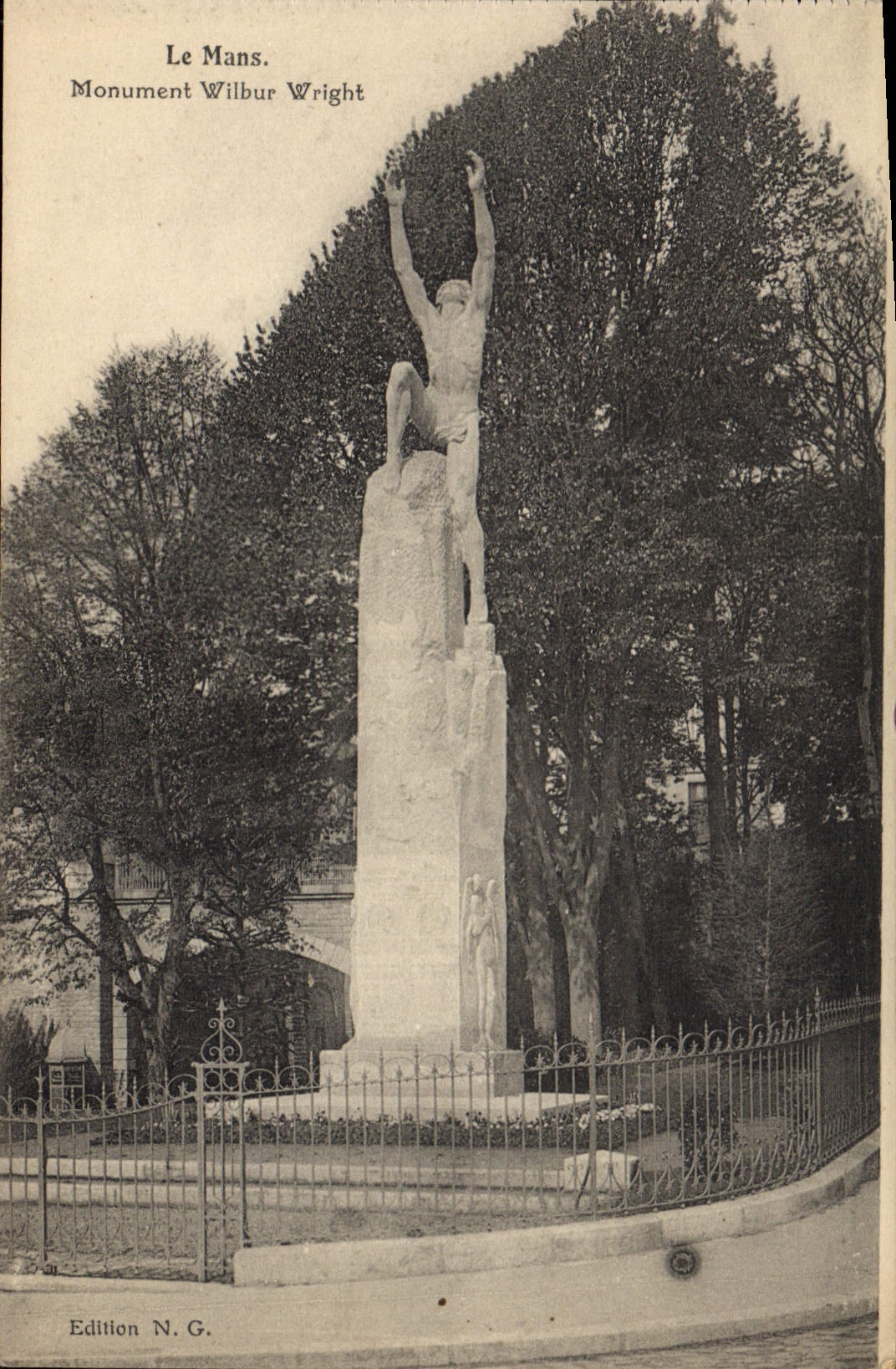 VINTAGE POSTCARD Mans Monument Wilbur Wright Aviation