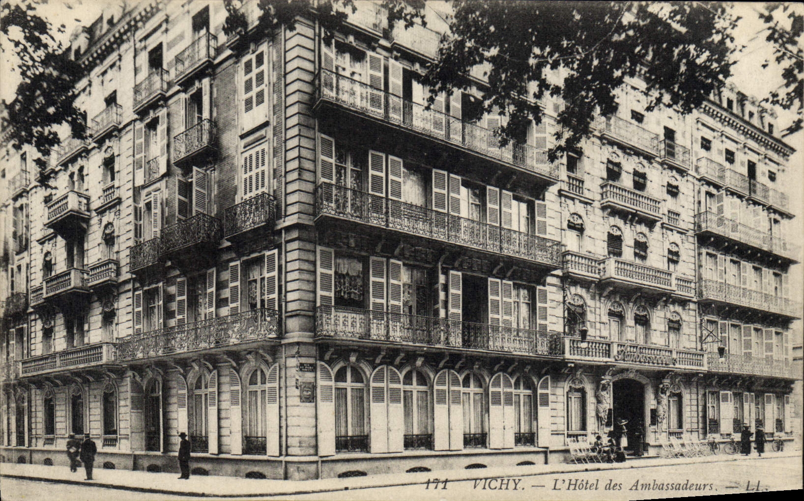 CPA Vichy L'Hotel des Ambassadeurs