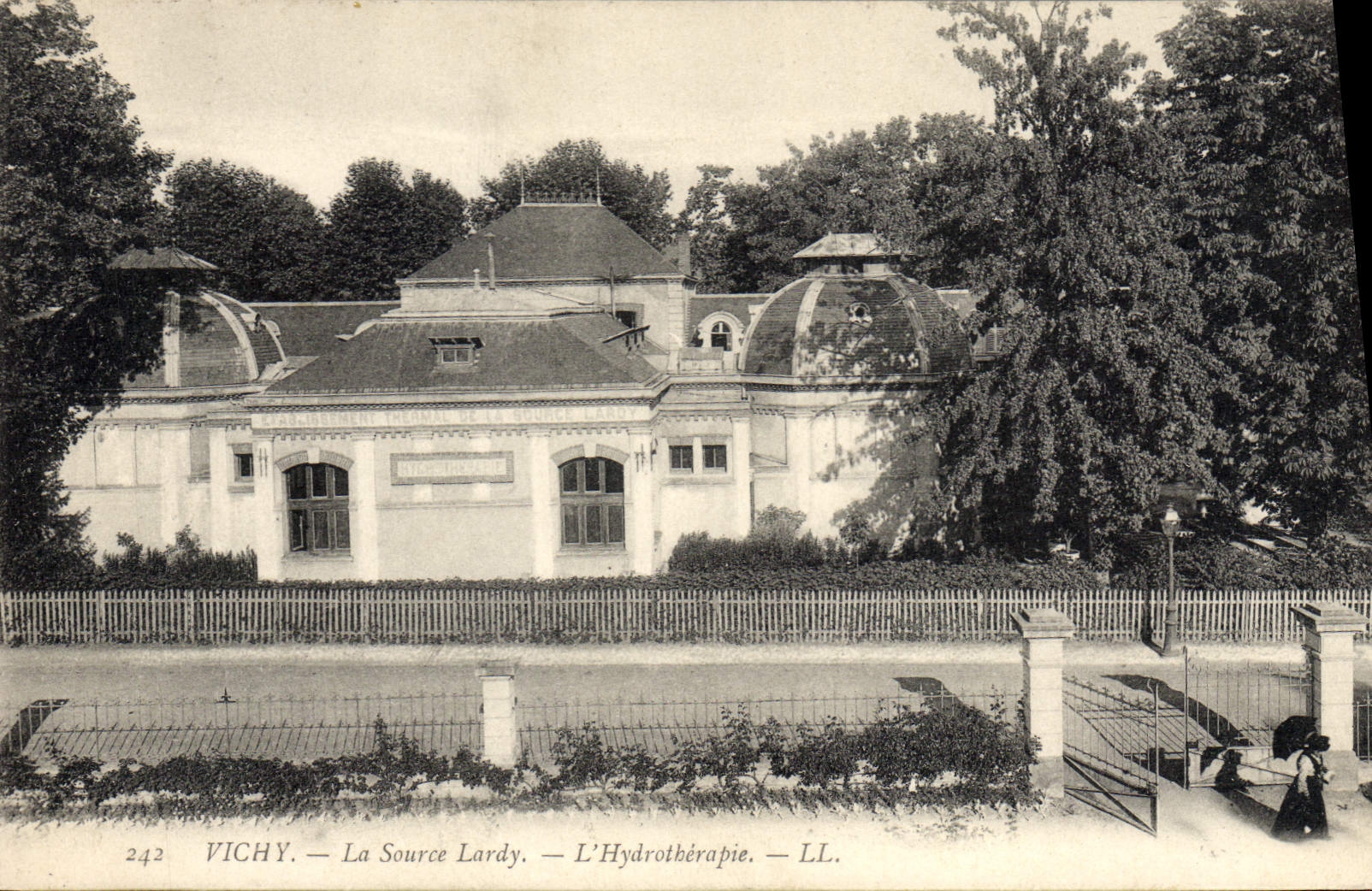 VINTAGE POSTCARD Vichy the Lardy Source hydrotherapy