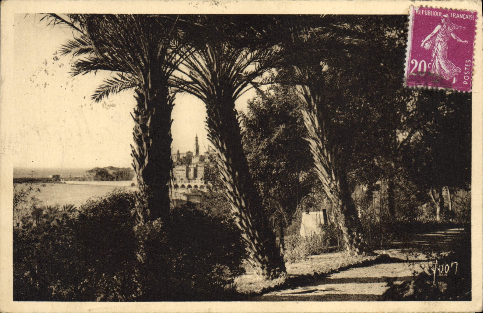 POSTAL de la VENDIMIA Menton la ciudad vista a través de las palmeras