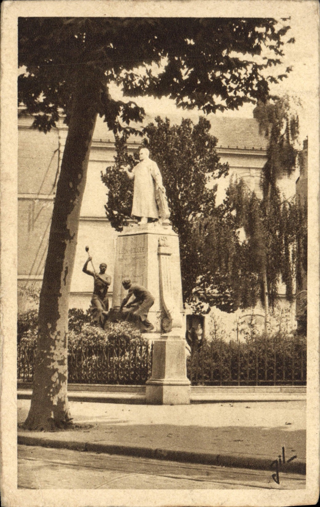CPA Le Mans Statue de Leon Bollee