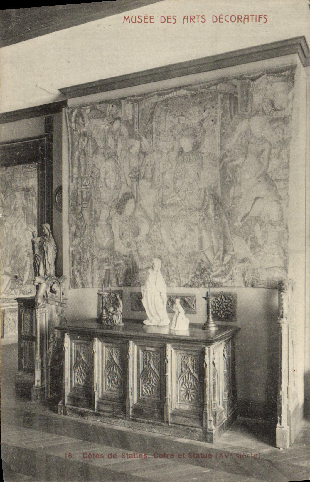 CPA Musee Des Arts Decoratifs Cotes de stalles Coffre et statue