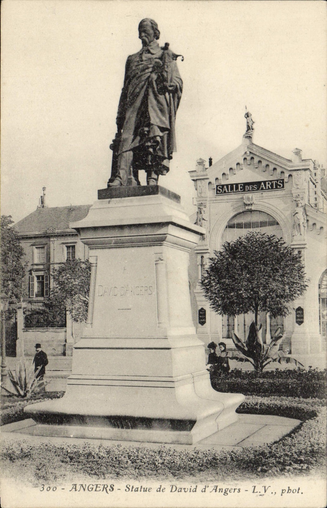CPA Angers Stature de David d'Angers Salle des Arts