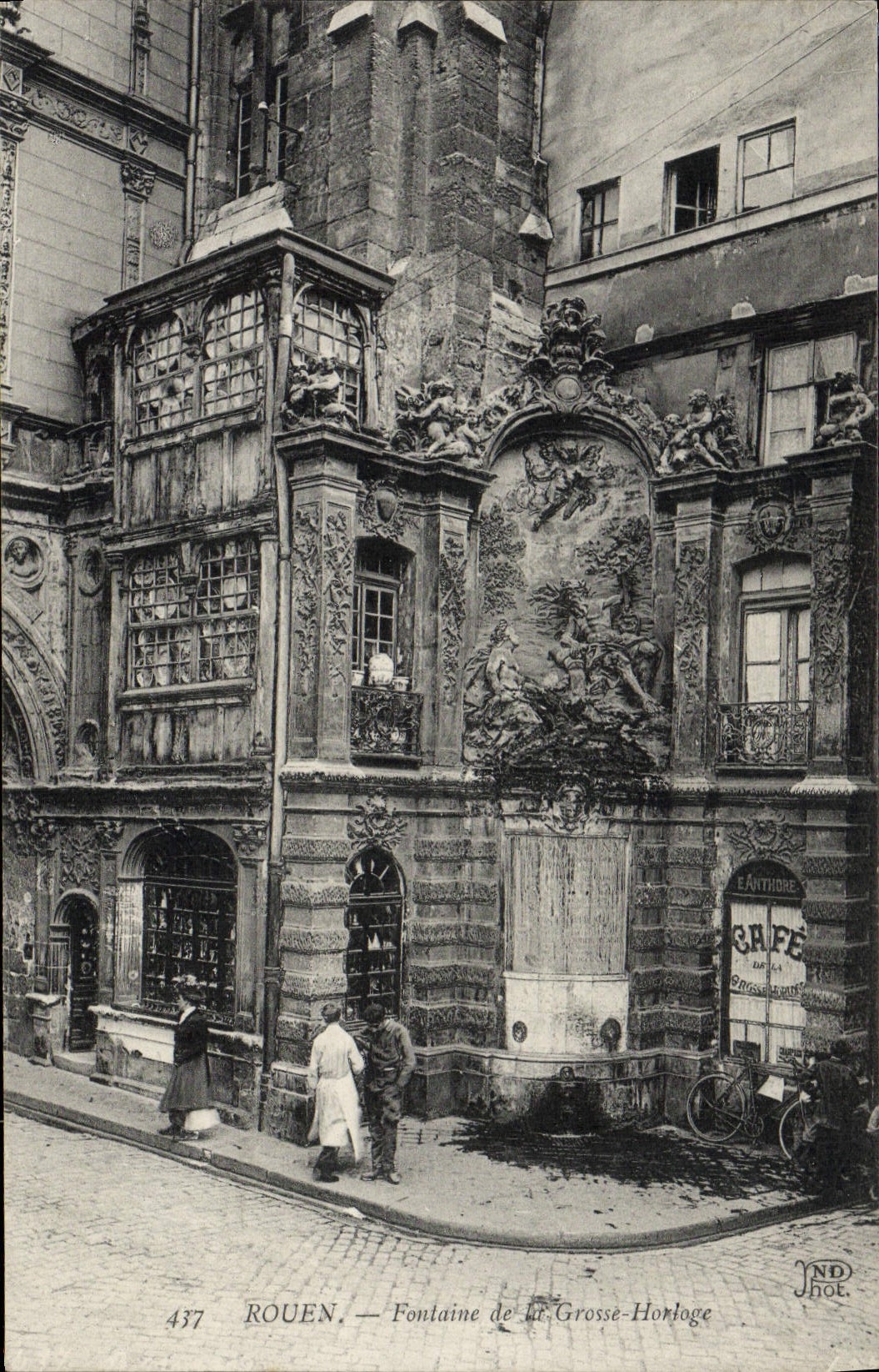 VINTAGE POSTCARD Rouen Fountain Of Large Clock