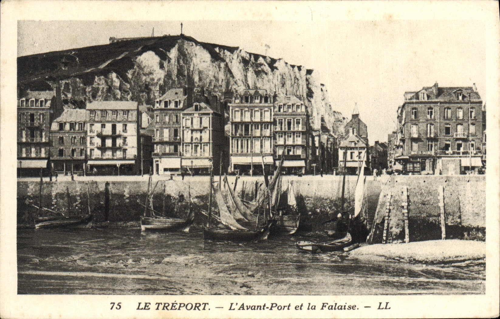 POSTAL Treport de la VENDIMIA antes del puerto y de los barcos del acantilado