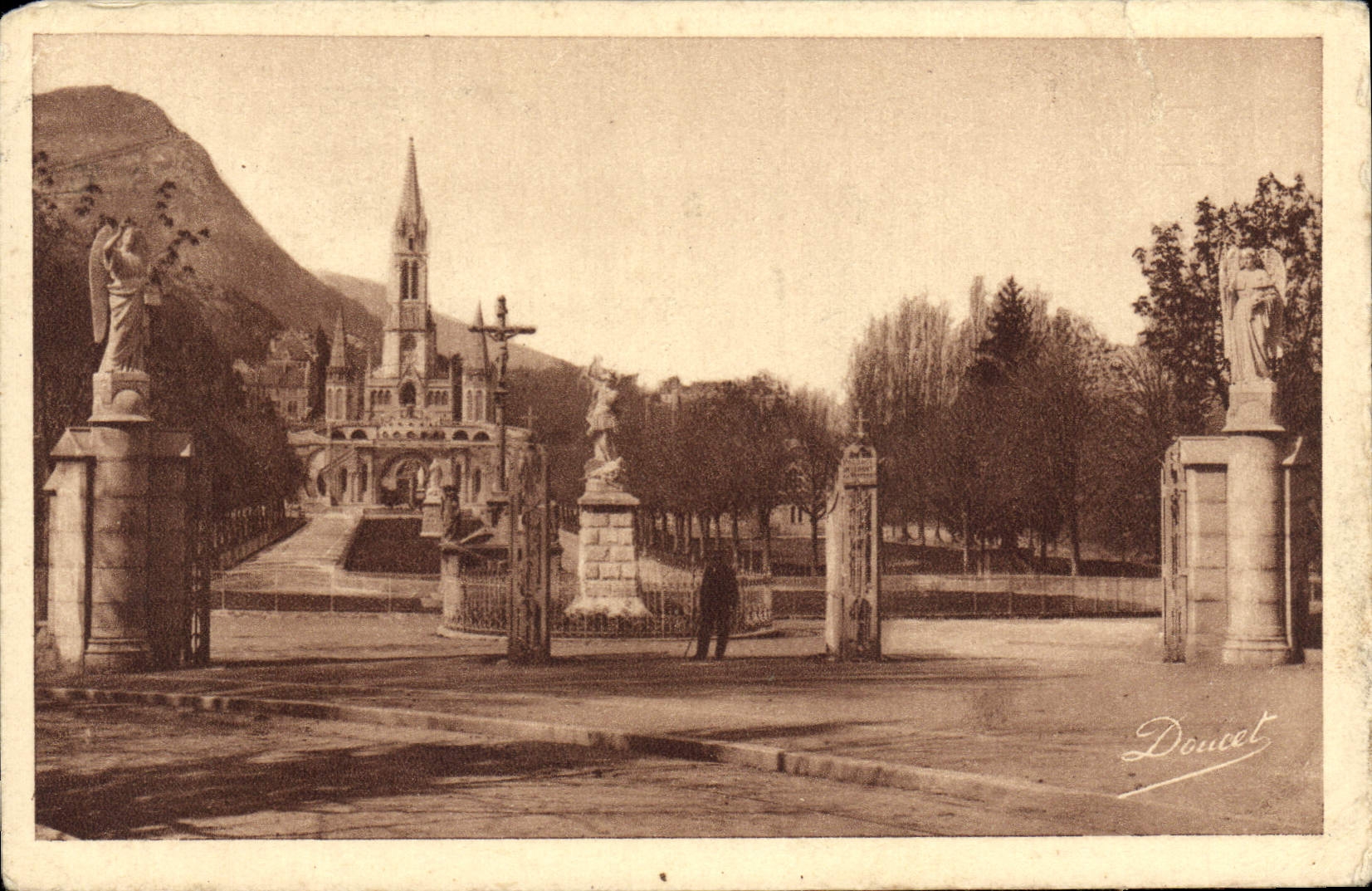 VINTAGE POSTCARD Heavy Entry of the Esplanade and the Basilica