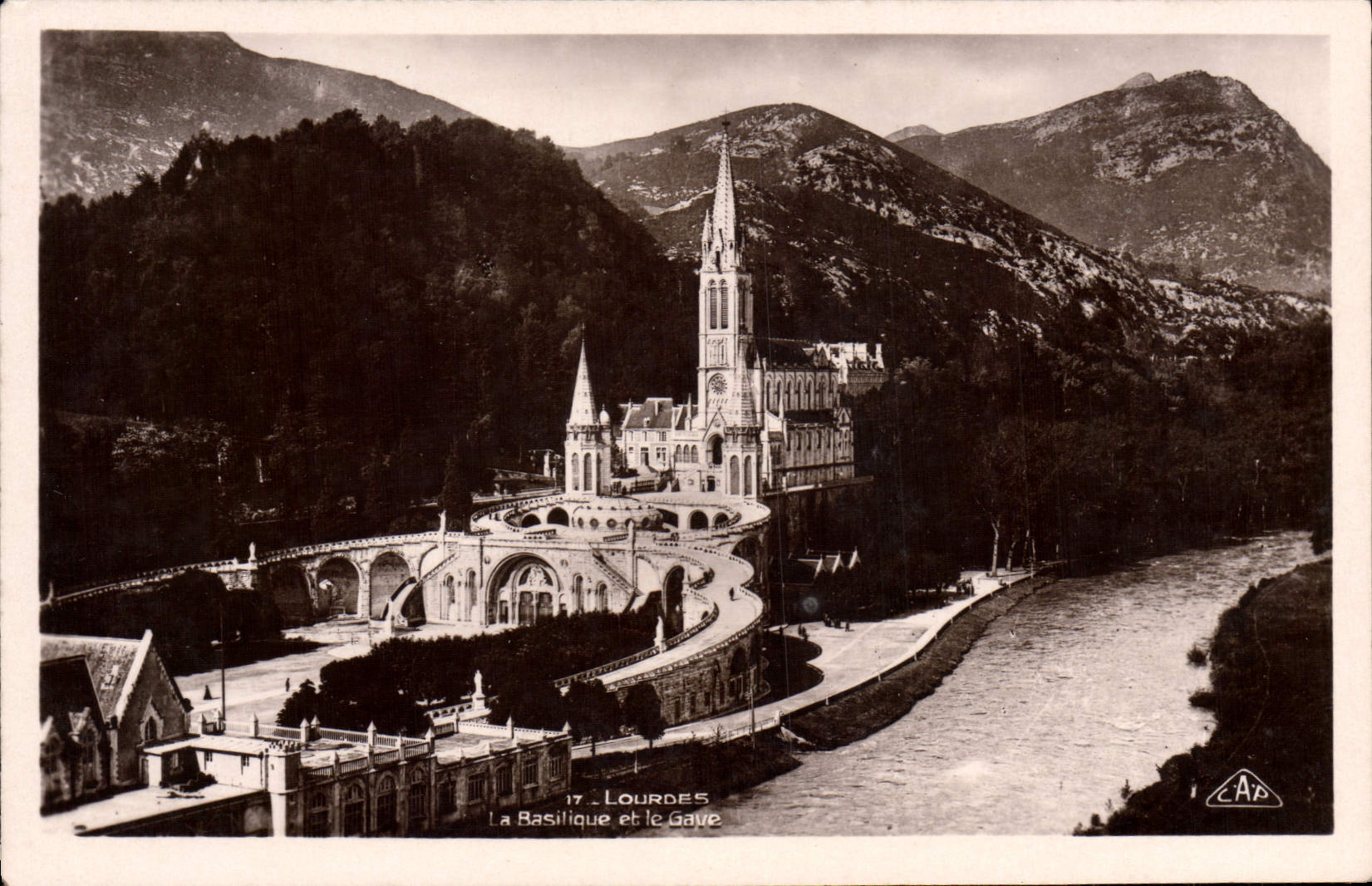 VINTAGE POSTCARD Heavy Basilica and Gave