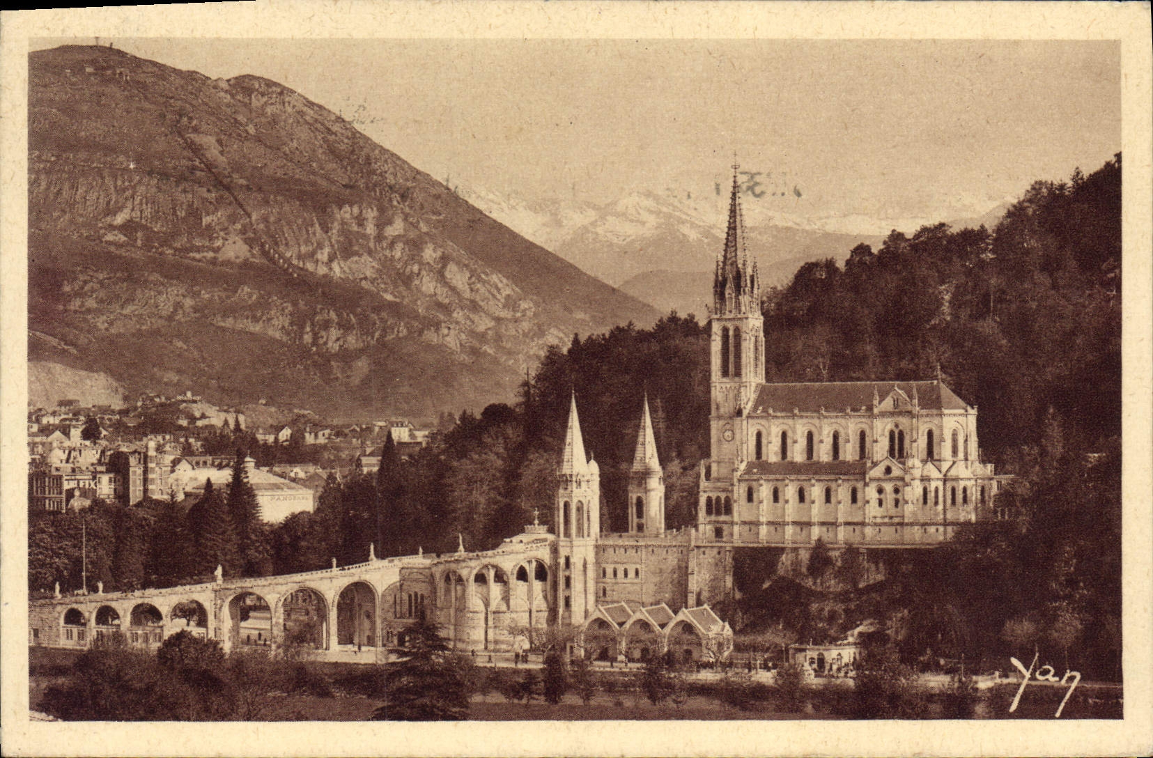 VINTAGE POSTCARD Heavy the basilica and mountains