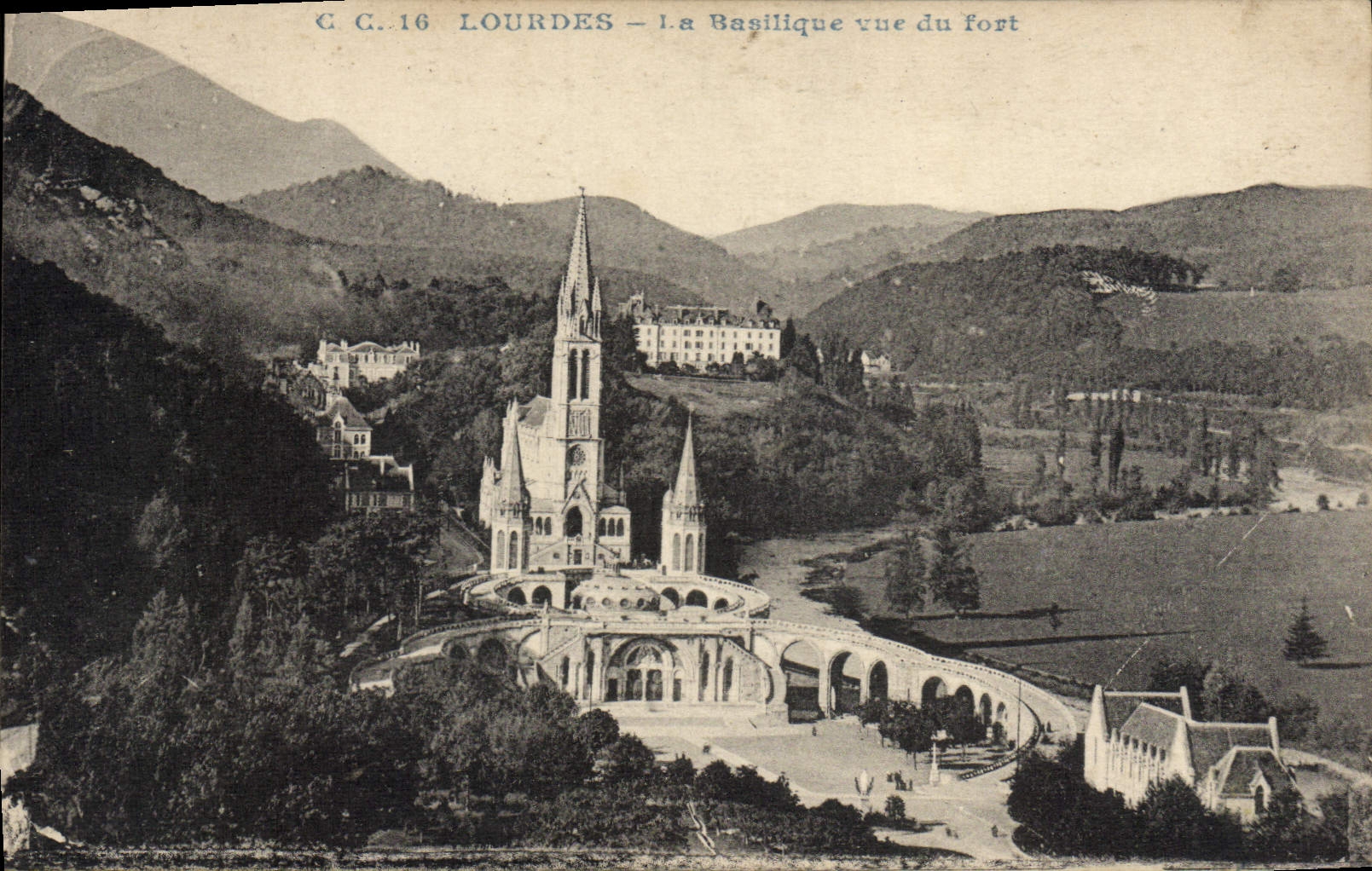 VINTAGE POSTCARD Heavy the Basilica Seen of the Fort
