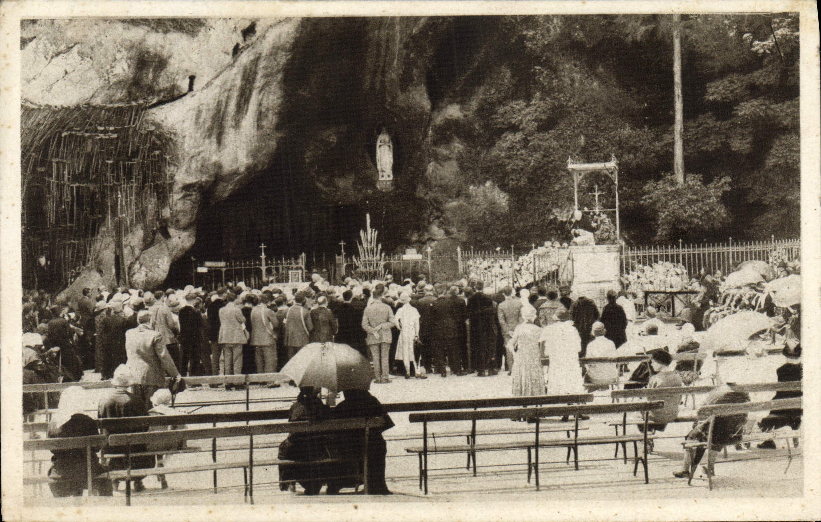 VINTAGE POSTCARD Heavy Grotie Miraculous