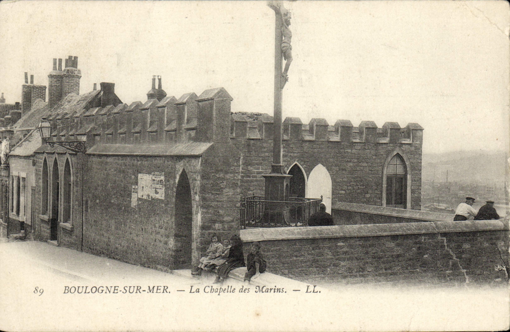CPA Boulogne Sur Mer La Chapelle des Marins Enfants