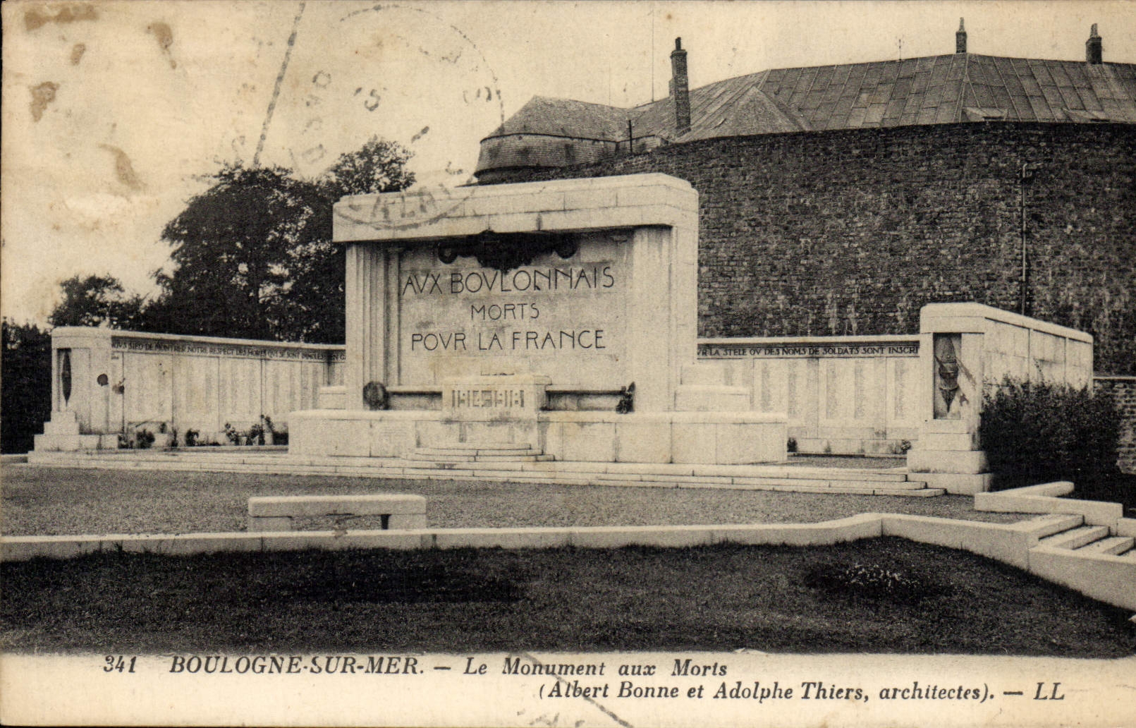 VINTAGE POSTCARD Boulogne On Sea the War memorial Militaria