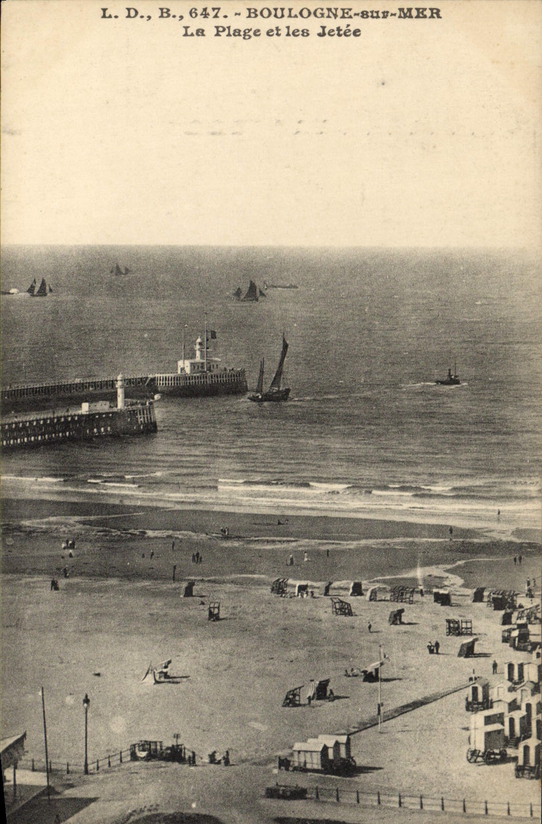 VINTAGE POSTCARD Boulogne On Sea the beach and the pier