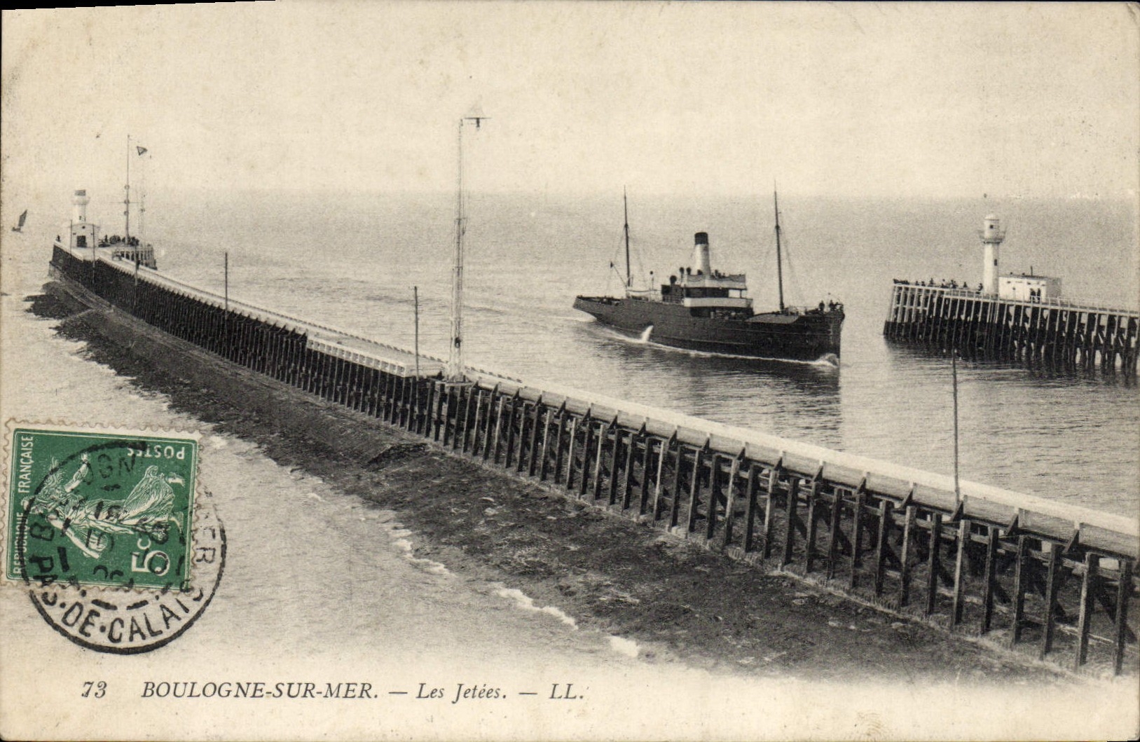 CPA Boulogne Sur Mer Les Jetees Bateau