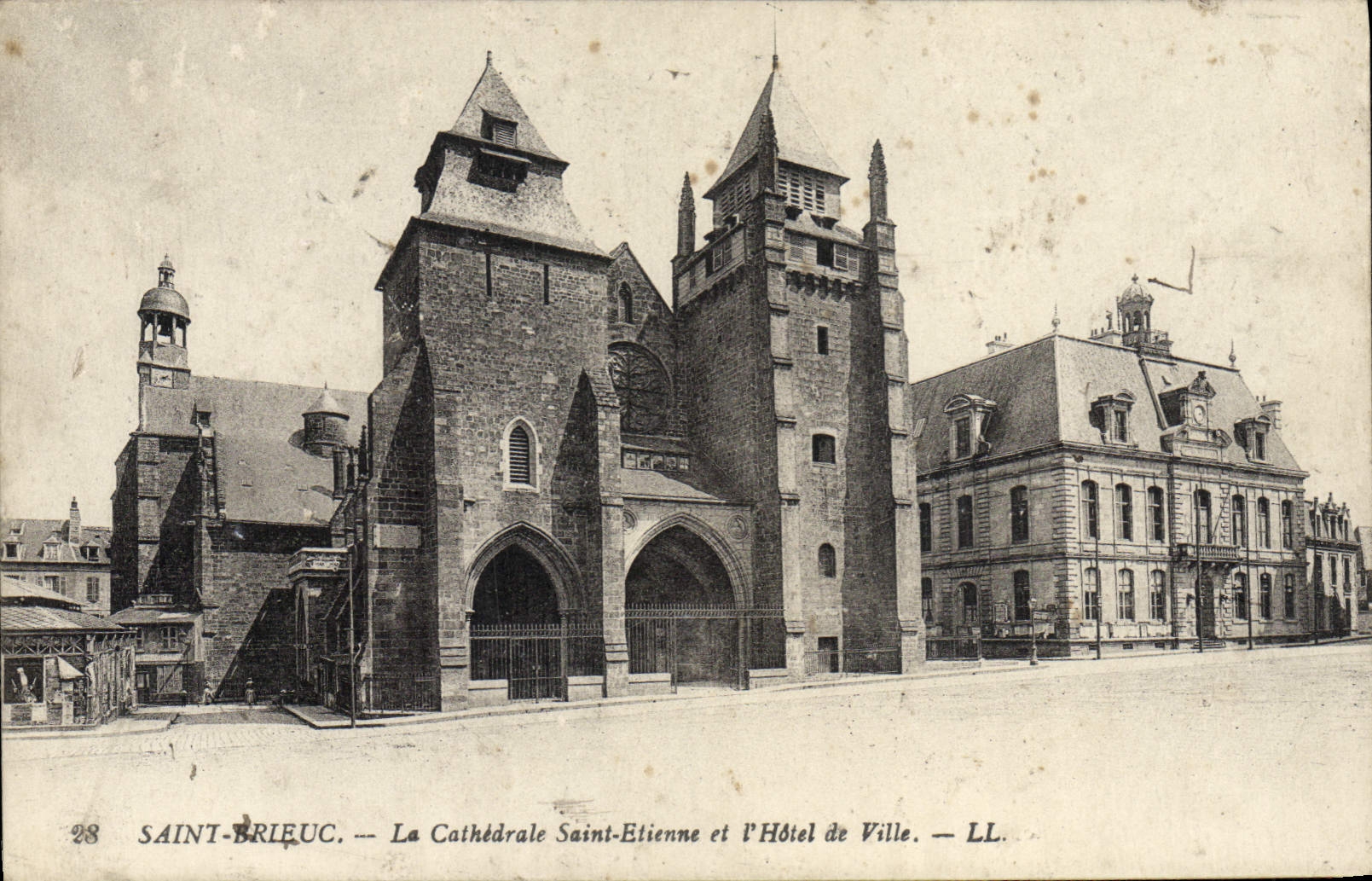 CPA Saint Brieuc La Cathedrale Saint Etienne et l'hotel de ville