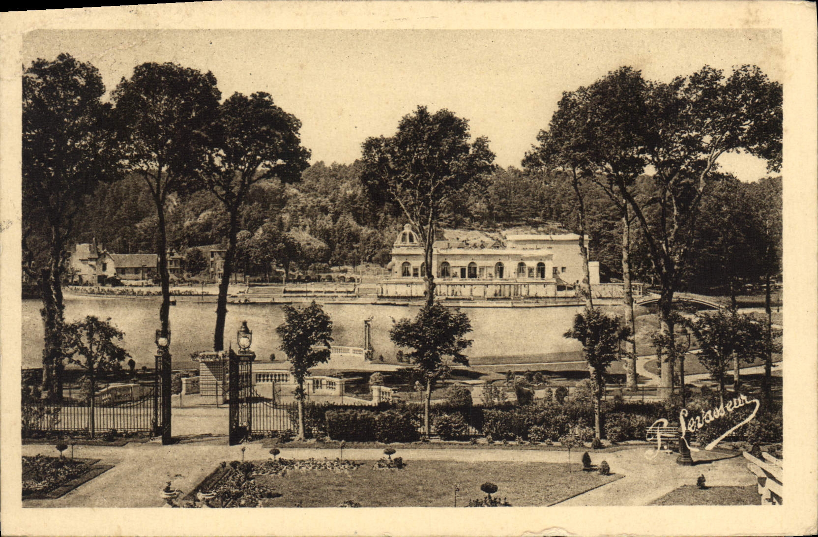 CPA Bagnoles de L'Orne Le Casino du Lac vu des jardins du Grand Hotel