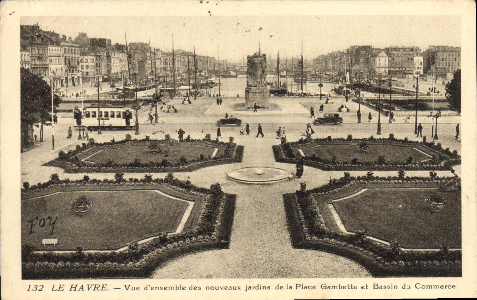 CPA Le Havre Vue d'ensemble des Nouveaux jardins de la place Gambetta et bassin du commerce Tramway