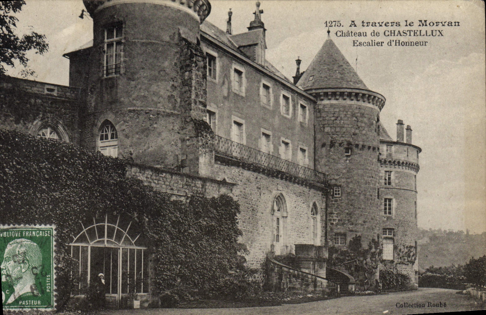 Castillo de la POSTAL de la VENDIMIA de la escalera de la cañería de Chastellux