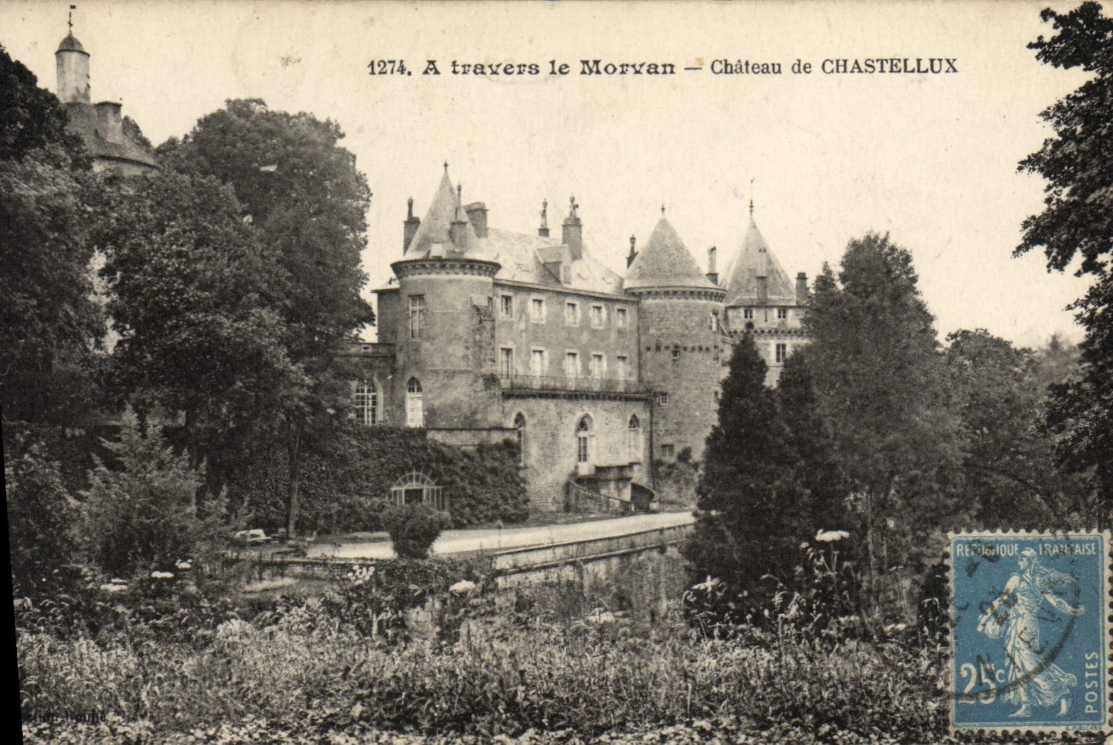 Castillo de Chastellux de la POSTAL de la VENDIMIA con Morvan
