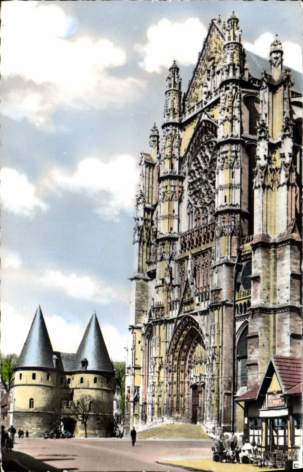 CPM Beauvais La Cathedrale et les Tours du Palais de justice